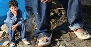 Kız ayakkabısı giyen Suriyeli çocuğun dramı