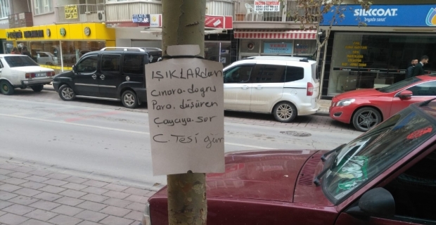 Bulduğu paranın sahibini ağaca astığı ilanla arıyor