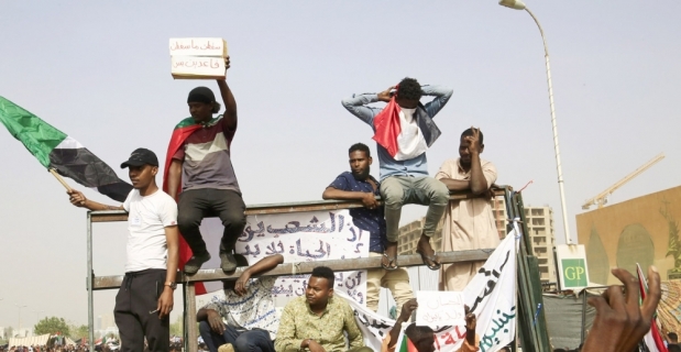 Sudan’da askeri konsey, eski hükümet üyelerini tutukladı