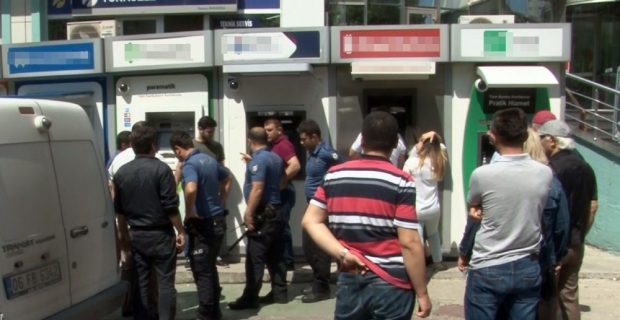 Arsa parasını yutan ATM’ye baltayla saldırdı