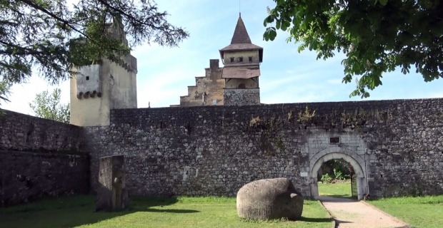 Dışı kale içi harabe