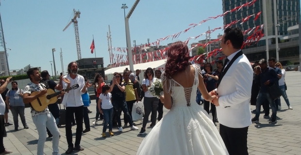 İranlı çift gelinlik ve damatlığını giyerek Taksim’e ’fotoğraf’ için çıktı
