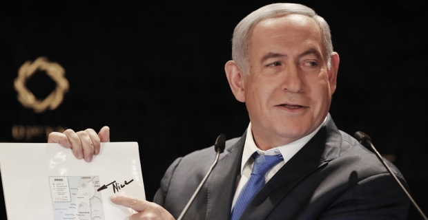 Netanyahu, Trump imzalı haritayı basına gösterdi