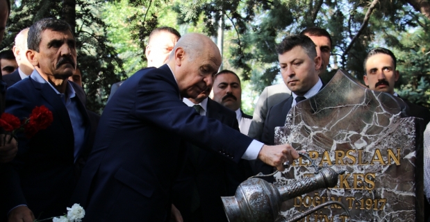 Bahçeli’den bayram sabahı Türkeş’in kabrine ziyaret 