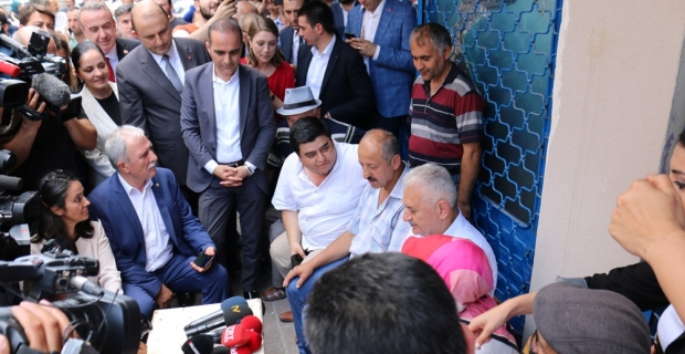 Binali Yıldırım Sancaktepe’de vatandaşlarla çay içti