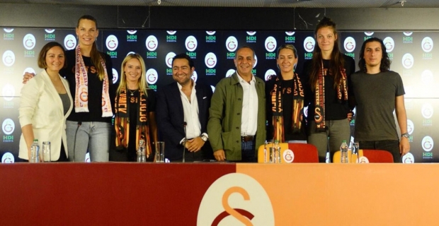 Galatasaray Kadın Voleybol Takımı’ndan 4 imza