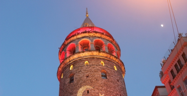 İstanbul’un tarihi simgeleri kırmızı beyaza büründü
