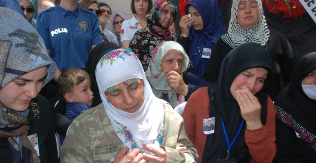 Şehit oğlunun üniformasını giyerek son yolculuğuna uğurladı