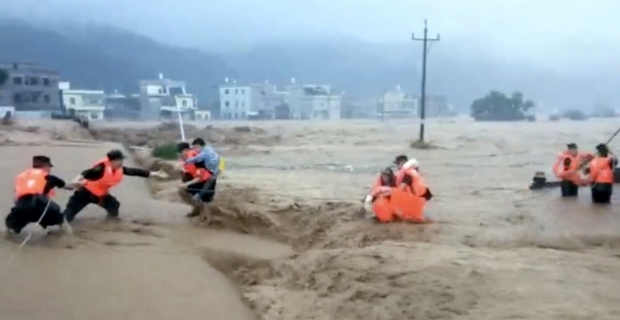 Sel, Çin’i yıkıp geçmeye devam ediyor: 49 ölü