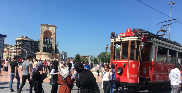 Taksim’de adım atacak yer kalmadı