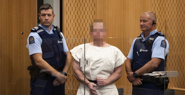 Yeni Zelanda katliamcısı duruşmayı sırıtarak izledi