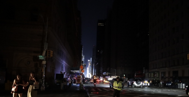 New York karanlığa gömüldü: 70 bin ev ve iş yeri 5 saat elektriksiz kaldı