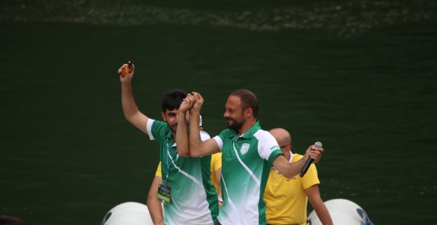 Festival gölün içinde oynanan horonla başladı