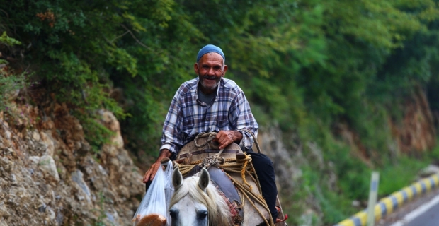 60 yıldır at üstünde elma satıyor