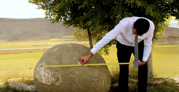 Moğollardan kalma 2 ton ağırlığında mancınık güllesi bulundu