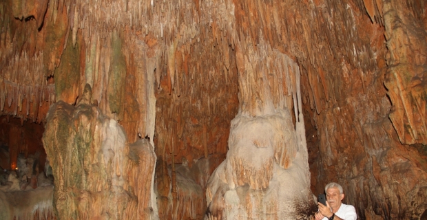 Şifa kaynağı mağara turistlerin akınına uğruyor