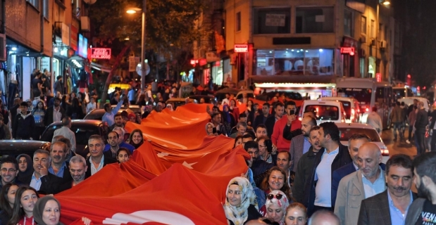 Beyoğlu’nda dev Türk bayrağı ile Cumhuriyet yürüyüşü