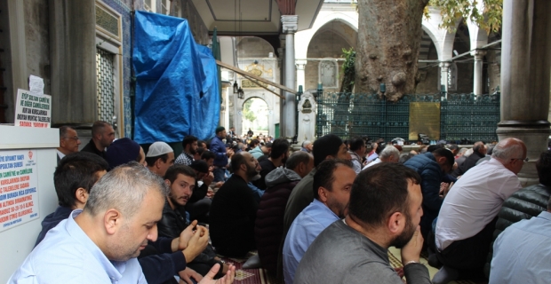 Eyüp Cami’nde binlerce kişi Mehmetçik için dua etti