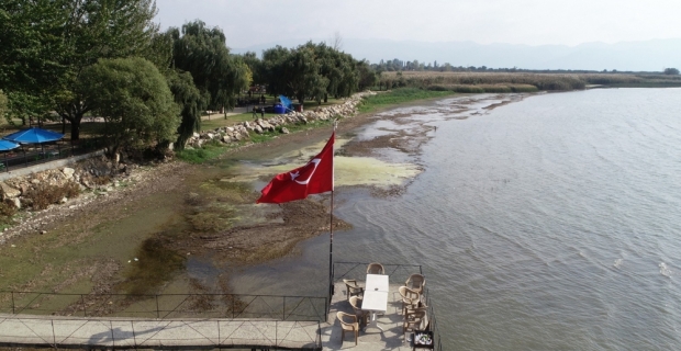 Görenler şaşırıyor...İznik Gölü 25 metre çekildi