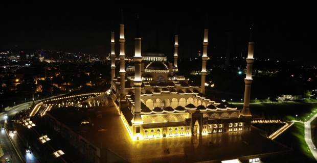 Vatandaşlar Mehmetçik için Çamlıca Camii’ne koştu