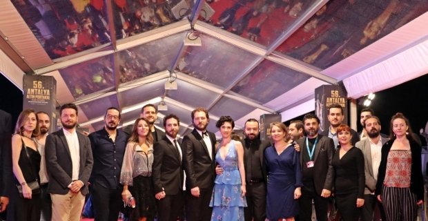 Altın Portakal Film Festivali’nde kırmızı halıda ünlüler geçidi