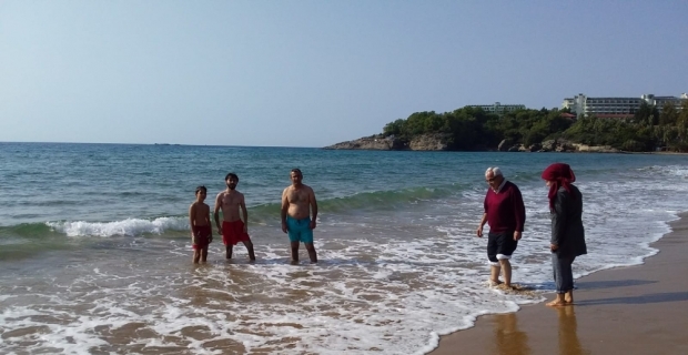 Antalya’da "sıcak kış ayının" tadını denizde çıkardılar