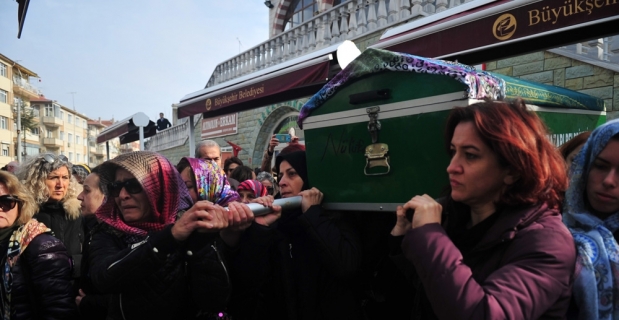 Cinayete kurban giden Ayşe Tuğba’nın cenazesi kadınların omzunda taşındı