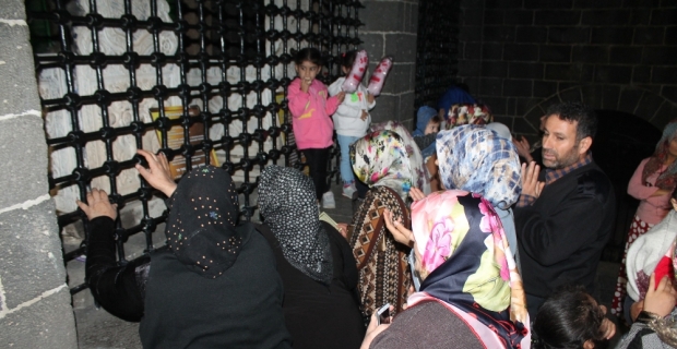 Diyarbakır’da evlat nöbeti tutan aileler Hz. Süleyman Camii’ni ziyaret etti