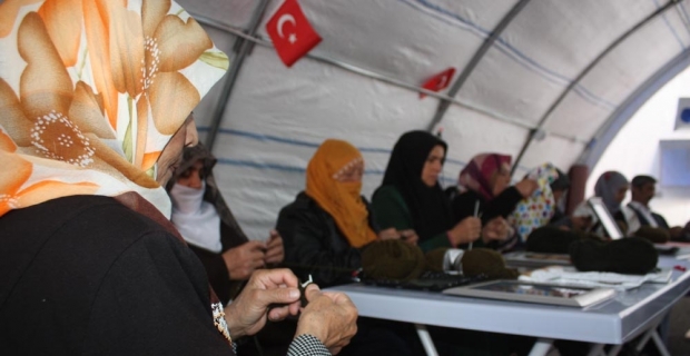 Evlat nöbetindeki anneler Mehmetçiğe atkı ördü