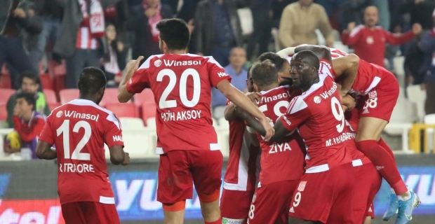 Sivasspor maç fazlasıyla liderliğe yükseldi