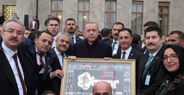 TEKDER’den Cumhurbaşkanı Erdoğan’a altın anahtar işlemeli tablo