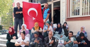 HDP önünde Türk bayrağı açıldı
