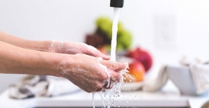 Uzmanlar uyardı: Elleri çamaşır suyu ve dezenfektanla yıkamayın!