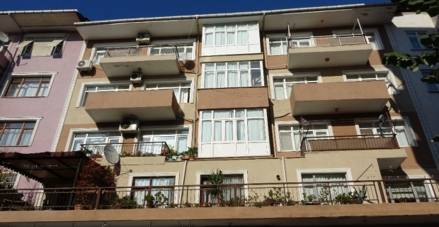 Kartalda çatlaklar oluşan 4 katlı bina boşaltıldı