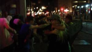 Bar önünde kadınlı erkekli kavga