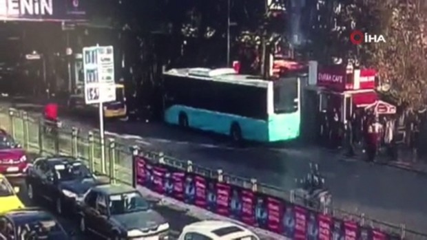 Beşiktaş’ta otobüsün durağa daldığı dehşet anları kamerada