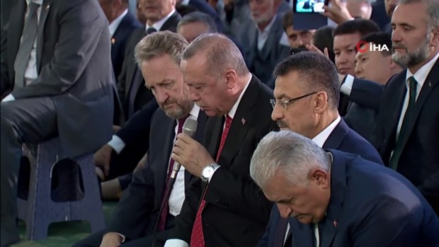 Cumhurbaşkanı Erdoğan, şehitler için Kur’an-ı Kerim okudu