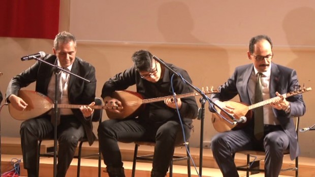 İbrahim Kalın ve Yavuz Bingöl birlikte saz çalıp türkü söyledi