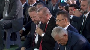 Cumhurbaşkanı Erdoğan, şehitler için Kur’an-ı Kerim okudu