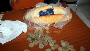 Dilendikleri parayı ekmek arasına sakladılar