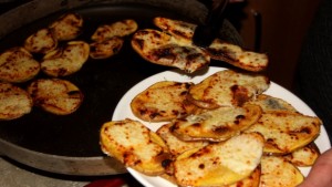 Erzincan’da soğuk kış akşamlarının lezzeti: Kaşarlı patates