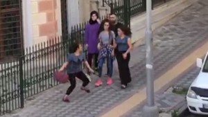 Genç kızların saç saça baş başa kavgası kamerada