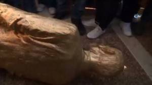 İsrailliler altın kaplama Netanyahu heykelini yıktı