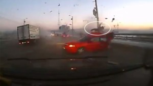 Korkunç kaza kamerada: Araçtan böyle uçtu !