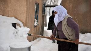 Köylüler su sıkıntılarını kar eriterek gideriyor
