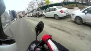 Motosikletten düştü, kendine böyle kızdı