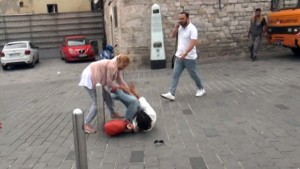 Taksim Meydanı’nda kızların omuz atma kavgası kamerada