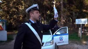 Yunan polisi de Mannequian Challenge çılgınlığına katıldı